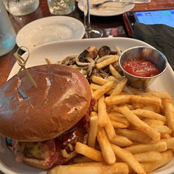 Cask Strength Bar and Kitchen - Maple burger - Cocktail Bars Near Me - Bakersfield, California