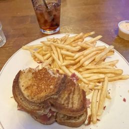 Reuben Sandwich Reuben Sandwich