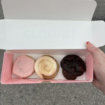 Crumbl - Springfield - Mini trio: Pink sugar cookie, Snickerdoodle, Brownie batter cookie - Bakeries Near Me - Springfield, Ohio