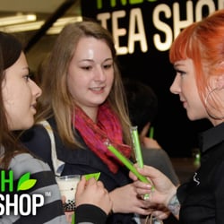 The Fresh Tea Shop - Besucher probieren Bubble Tea im Fresh Tea Shop Saarbrücken