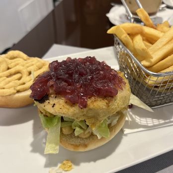 Chiostro del Bramante - Burger vegetariano con patatine - Museums Near Me - Rome, RM