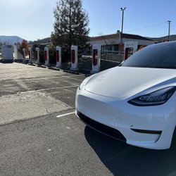 Tesla Supercharger - Yreka - Charging