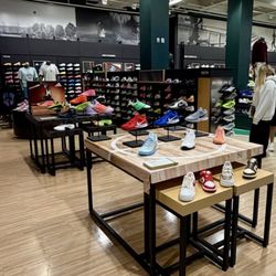 DICK'S Sporting Goods - Men's footwear