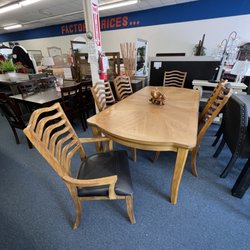 Jr Furniture - Solid wood table with leather seats
