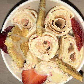 Class 520 - Strawberry Lady with graham crackers, strawberries and condensed milk syrup - Ice Cream & Frozen Yogurt Near Me - Rockville, Maryland Class 520 - Strawberry Lady with graham crackers, strawberries and condensed milk syrup - Ice Cream & Frozen Yogurt Near Me - Rockville, Maryland