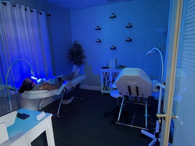 The Brightening Teeth Whitening Lab Logo