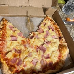 Daddy’s Best Pizza - Hawaiian pizza.