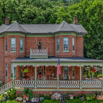 Mendenhall 1884 Bed and Breakfast - Street view of the Mendenhall 1884 Inn Bed and Brreakfast - Bed & Breakfast Near Me - Berkeley Springs, West Virginia Mendenhall 1884 Bed and Breakfast - Street view of the Mendenhall 1884 Inn Bed and Brreakfast - Bed & Breakfast Near Me - Berkeley Springs, West Virginia