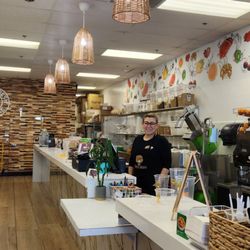 Mamma’s Juicery - This very nice lovely lady was very helpful!