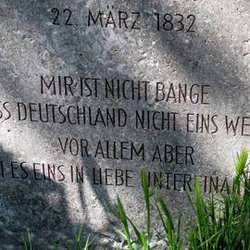 Goethepark - Inschrift am Goethedenkmal.