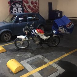 Domino's Pizza - Lo malo de aquí, es que nunca hay lugar y las motos pues no ayudan