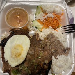 Com suon dac biet; grilled pork chops, broken rice, meat pie, and egg Com suon dac biet; grilled pork chops, broken rice, meat pie, and egg