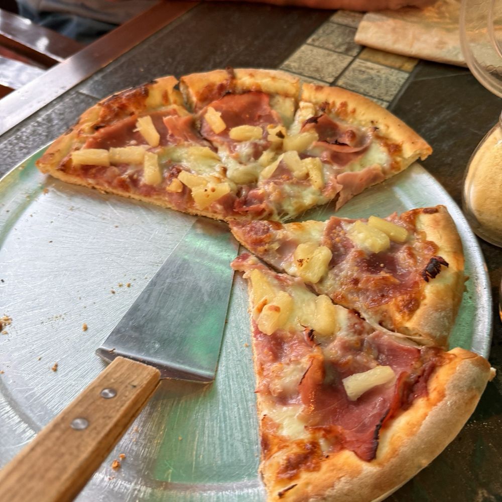 Journey's End - Hawaiian Pizza - Hotels Near Me - Mad River, California