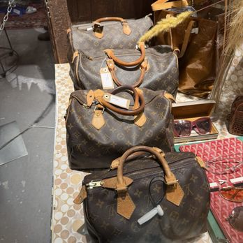 Desii Vintage - Used, Vintage & Consignment Near Me - Florence, FI Desii Vintage - Used, Vintage & Consignment Near Me - Florence, FI