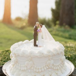 Corina Bakery - Wedding cutting cake