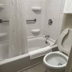 University Inn at Duke - Bathroom