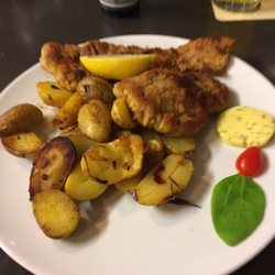 Donna Terra - Wiener Schnitzel with roasted potatoes/herb butter