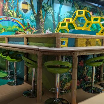 Hyper Kidz - seating // Hyper Kidz * Fayetteville, GA - Indoor Playcenter Near Me - Fayetteville, Georgia