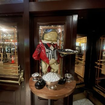 Hugo's Frog Bar & Fish House - Seafood Near Me - Chicago, Illinois
