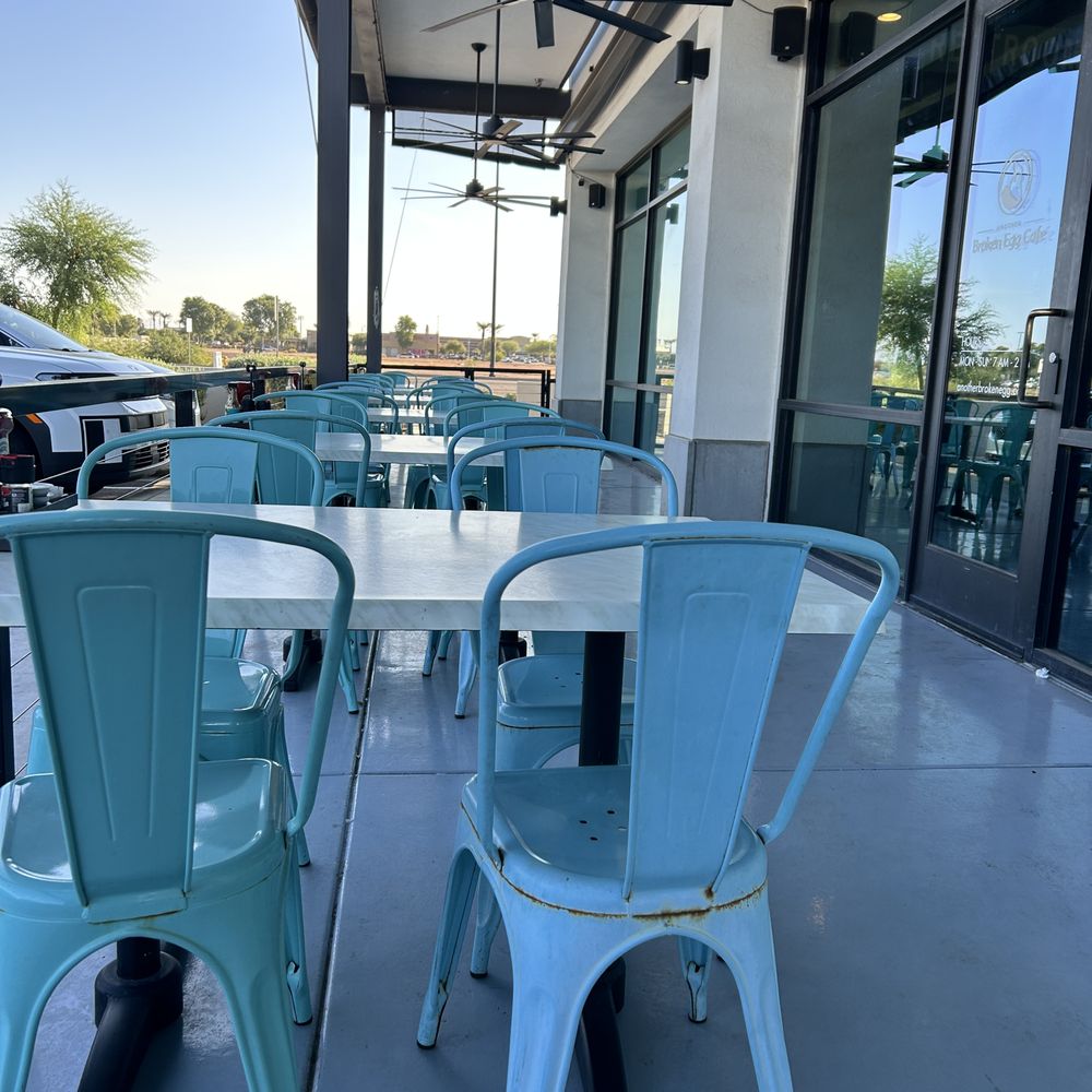 Another Broken Egg Cafe - Large patio - American Near Me - Gilbert, Arizona