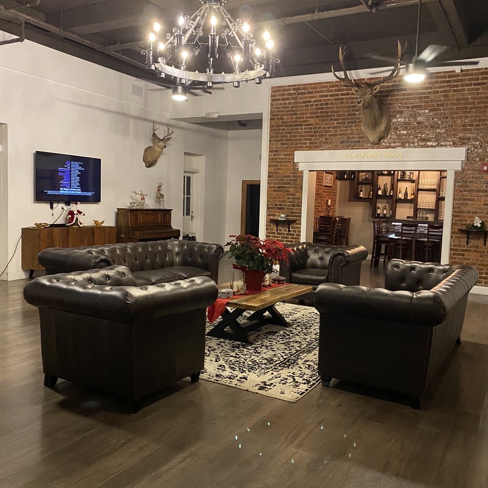 Hunter Arms Hotel - Beautiful lobby area + Bar - Hotels Near Me - Saint Cloud, Florida