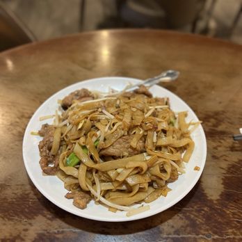 Dolo Restaurant and Bar - Fried Flat Rice Noodles with Beef in Soya Sauce - Dim Sum Near Me - Chicago, Illinois
