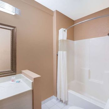 Travelodge by Wyndham Globe AZ - Guest room bath - Hotels Near Me - Globe, Arizona Travelodge by Wyndham Globe AZ - Guest room bath - Hotels Near Me - Globe, Arizona