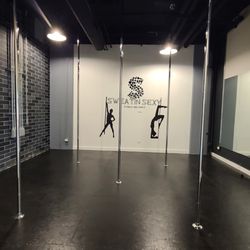 We offer pole choreography classes!