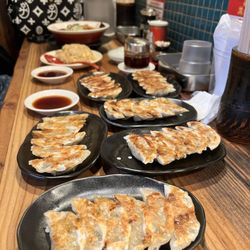花丸軒 法善寺店 - Local comes here only for the gyoza