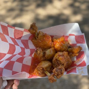 Tommy Want Wingy - a person holding a basket of fried wings - Food Trucks Near Me - Austin, Texas Tommy Want Wingy - a person holding a basket of fried wings - Food Trucks Near Me - Austin, Texas