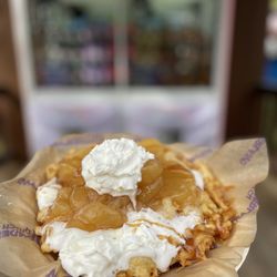 Dutch Wonderland - Salted caramel apple funnel cake
