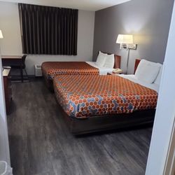 Econo Lodge - View of my room. Enough bed space for three more guests!