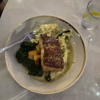 Moxies - Salmón - Cocktail Bars Near Me - Houston, Texas