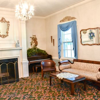 Perry Park Golf Resort - Our sitting room displays the charming and antique features of Glenwood Hall has to offer - Golf Near Me - Perry Park, Kentucky Perry Park Golf Resort - Our sitting room displays the charming and antique features of Glenwood Hall has to offer - Golf Near Me - Perry Park, Kentucky