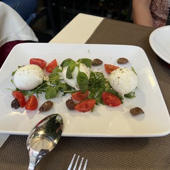 Osteria Ae Sconte - Mozzarella, tomatoes, basil, and olives - Italian Near Me - Venezia, VE