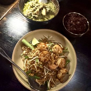 Chao Krung Thai - Pad Thai with shrimp, green curry with chicken - Thai Near Me - Los Angeles, California
