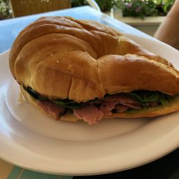 Roast beef croissant