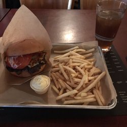 Duke Irish Pub - Cheeseburger mit Fritten