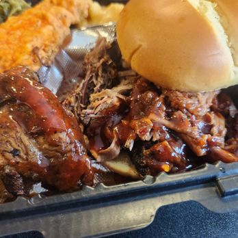 No Sauce Que - Close up of the brisket Sammy and a wing I snuck from the table photo bombed by the fish - Food Trucks Near Me No Sauce Que - Close up of the brisket Sammy and a wing I snuck from the table photo bombed by the fish - Food Trucks Near Me