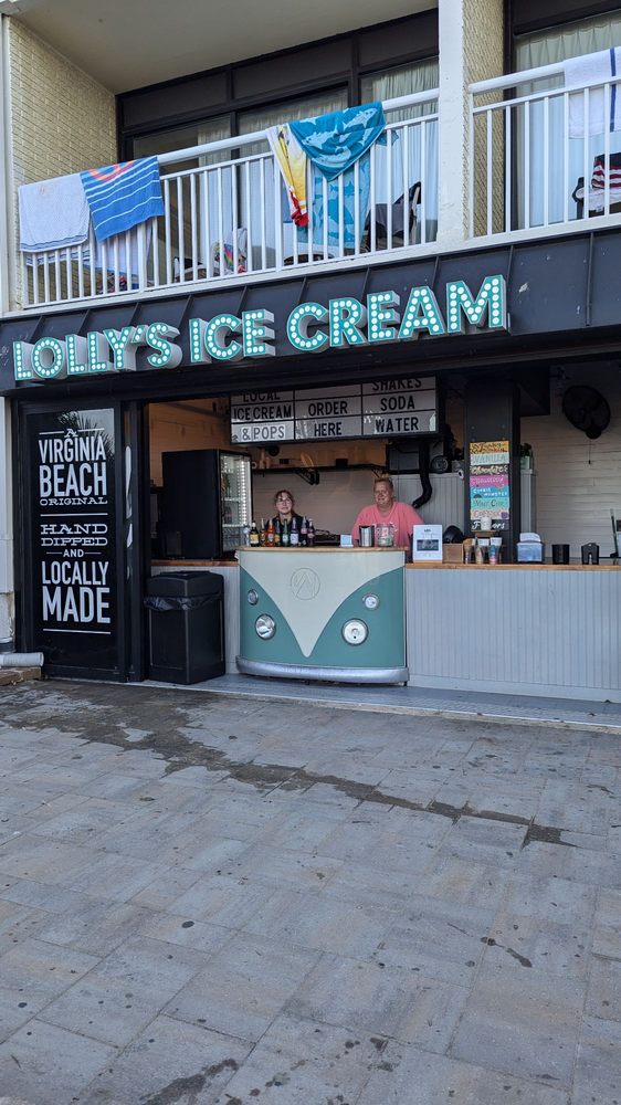 Lolly's Creamery Logo