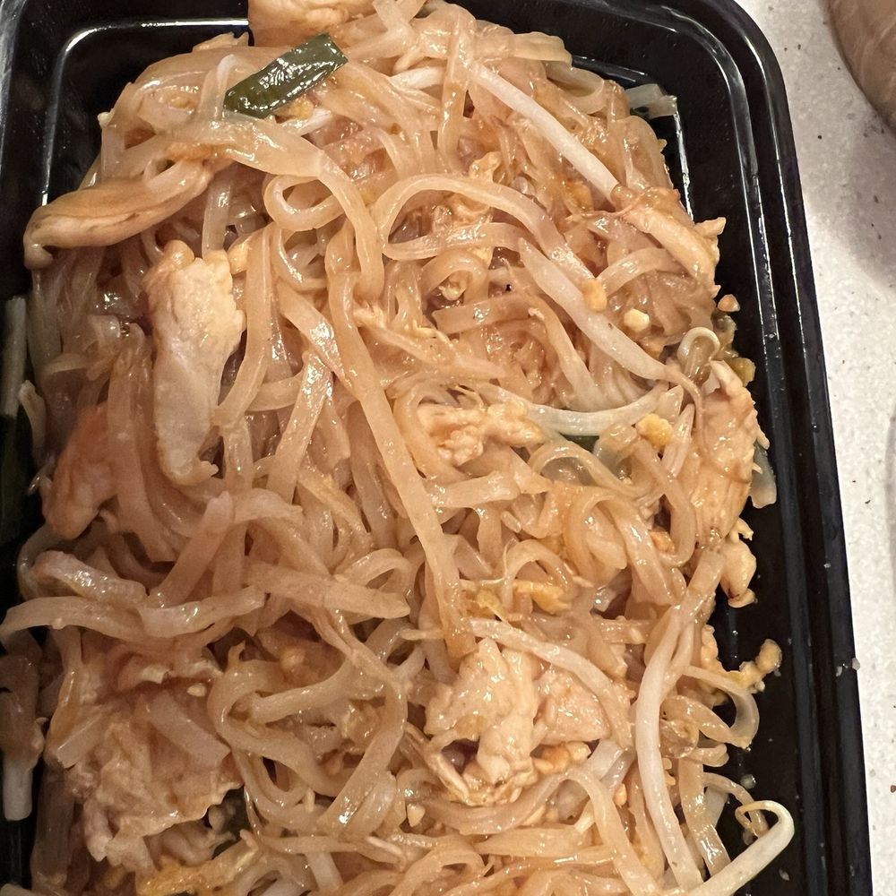 Valla Table - The classic - Mom's Pad Thai with chicken - Thai Near Me - New York, New York Valla Table - The classic - Mom's Pad Thai with chicken - Thai Near Me - New York, New York