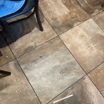Chili's - Dirty floors - Bars Near Me - Miami, Florida