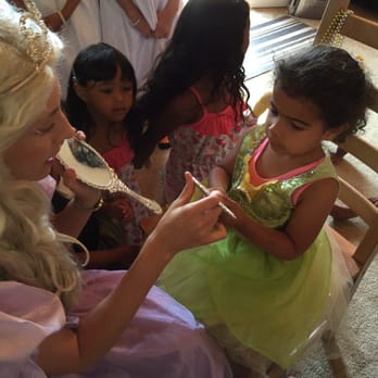 Magic Princess - Magic mirrors - Party Characters Near Me
