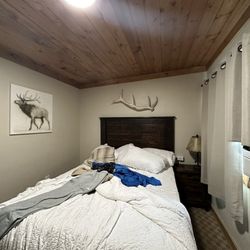 Elkhorn Cabins & Inn - Bed area