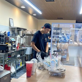 One Tea - Julius is busy preparing our drinks. - Bubble Tea Near Me - Temple City, California