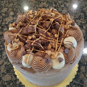 Sugar & Slice Bakery - Deeeeelllicious Peanut Butter Chocolate cake  Look at those toppings!! - Custom Cakes Near Me - Winter Haven, Florida