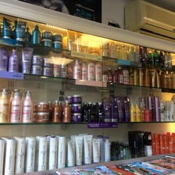 Salão Karaji - Prateleira de shampoos