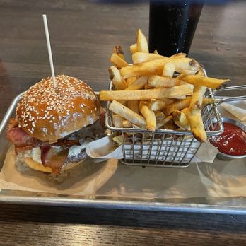 5280 Burger Bar - Amazing blue cheese, bacon burger - Burgers Near Me - Denver, Colorado