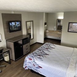 Red Roof Inn Jacksonville, AL - King bed room Non-Smoking