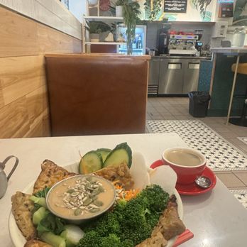 Aux Vivres Plateau - Buddha Bowl - Vegan Near Me - Montreal, Quebec